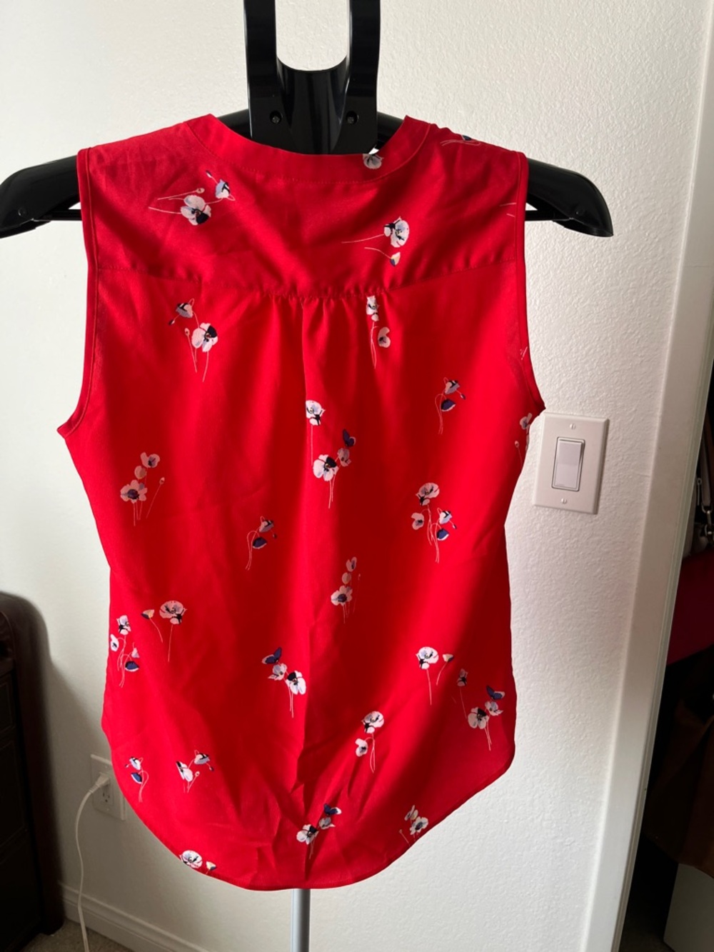Charter Club Red Floral Sleeveless V-Neck Shell Top - Picture 2 of 4